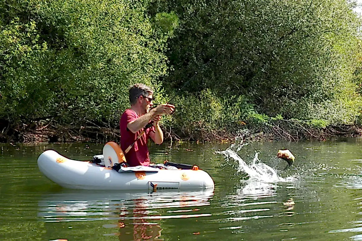 Fliegenfischen und Spinnfischen vom Belly Boat aus