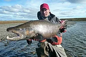 Kau Tapen Lodge. Fliegenfischen auf Meerforellen im Rio Grande